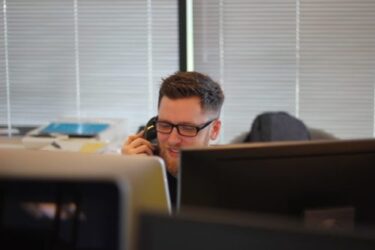 ビジネス英語(電話編)：電話会議で使える簡単な例文やフレーズ（確認/休憩/アピールetc）